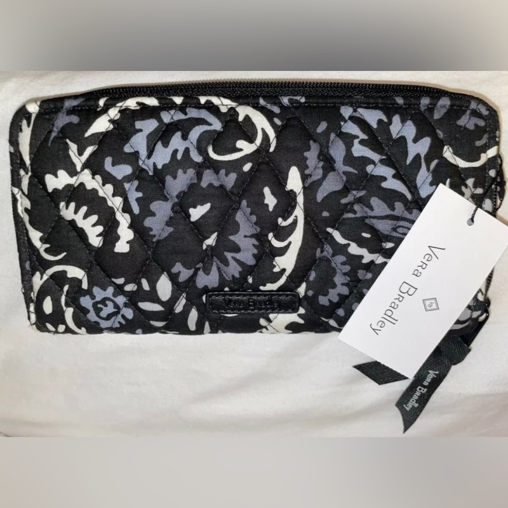🎉HP🎉New! Vera Bradley Quilted Accordion Zip Wallet In Black Paisley Noir🖤 - Picture 2 of 8
